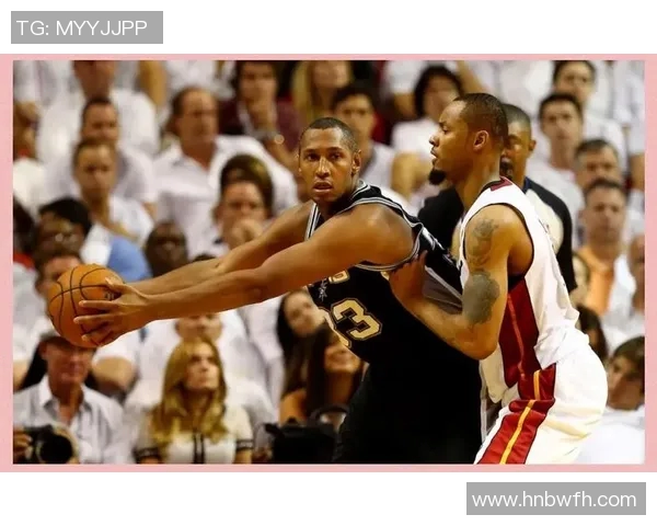 马刺与勇士季后赛第三场激战回顾球星表现与战术分析